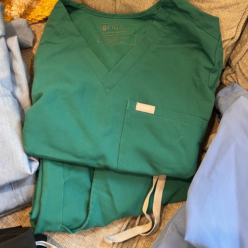 Kelly Green FIGS Set (S top, M jogger)